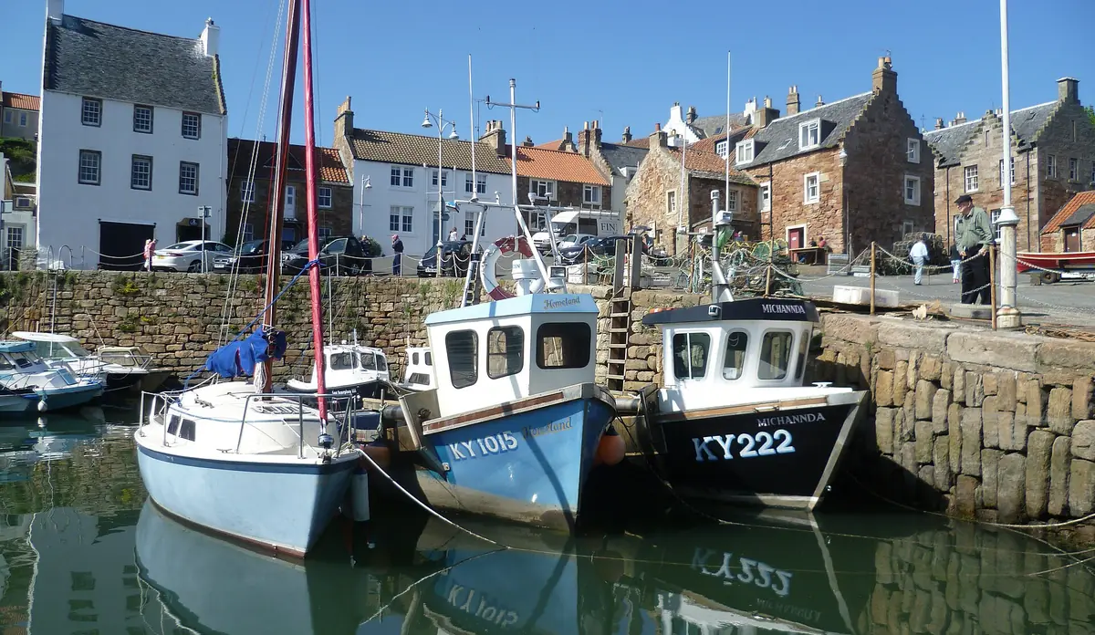 Le barche da pesca ormeggiate nell'antico porto di pietra di Crail, nell'East Neuk of Fife