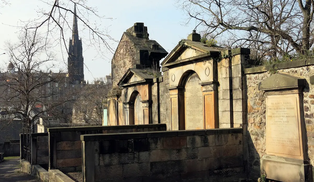 Le lapidi del Greyfriars Kirkyard di Edimburgo sotto gli alberi spogli dell'inverno
