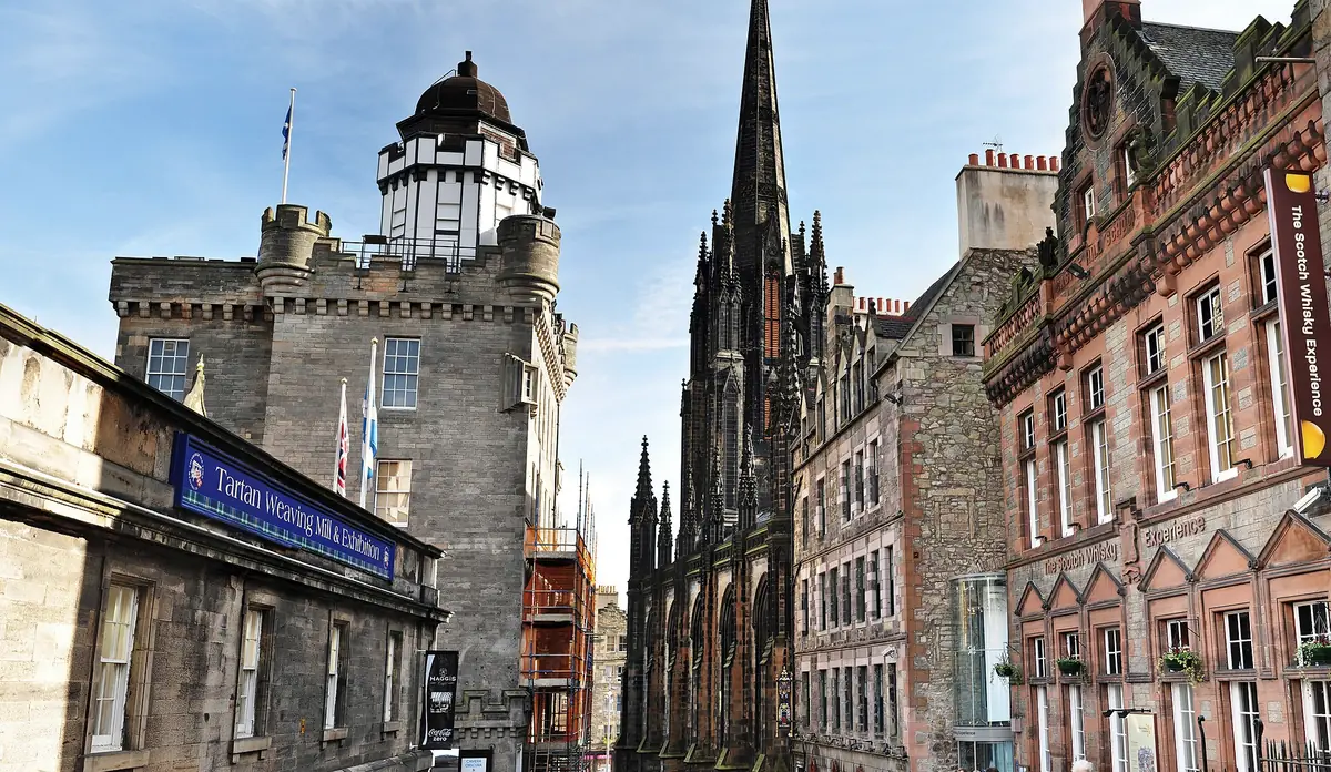 Il Royal Mile di Edimburgo con le facciate in pietra e la guglia dello Hub