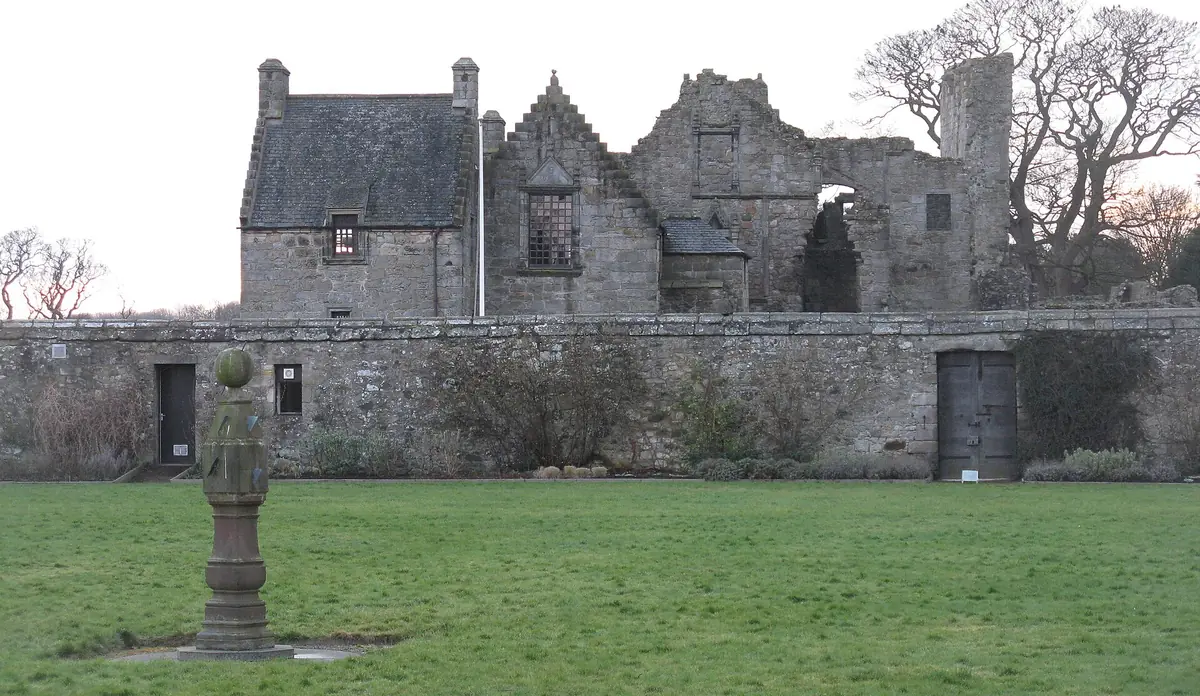 Aberdour Castle e le sue terrazze in pietra in una giornata d'inverno