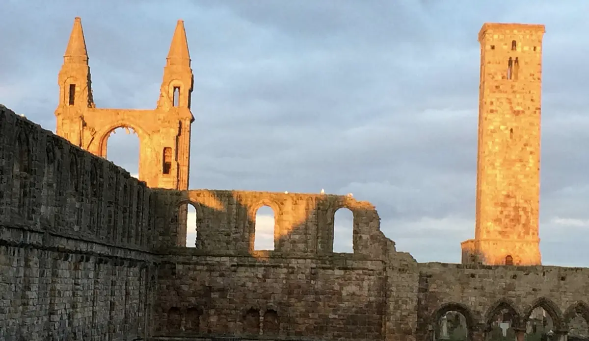 Le rovine della cattedrale di Saint Andrews nella luce bassa del tramonto