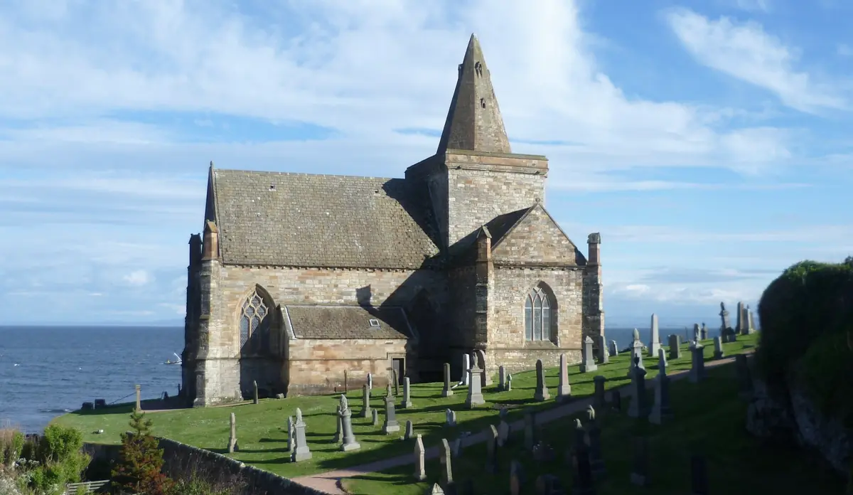 La chiesa di Saint Monans e il suo cimitero costruiti accanto al mare