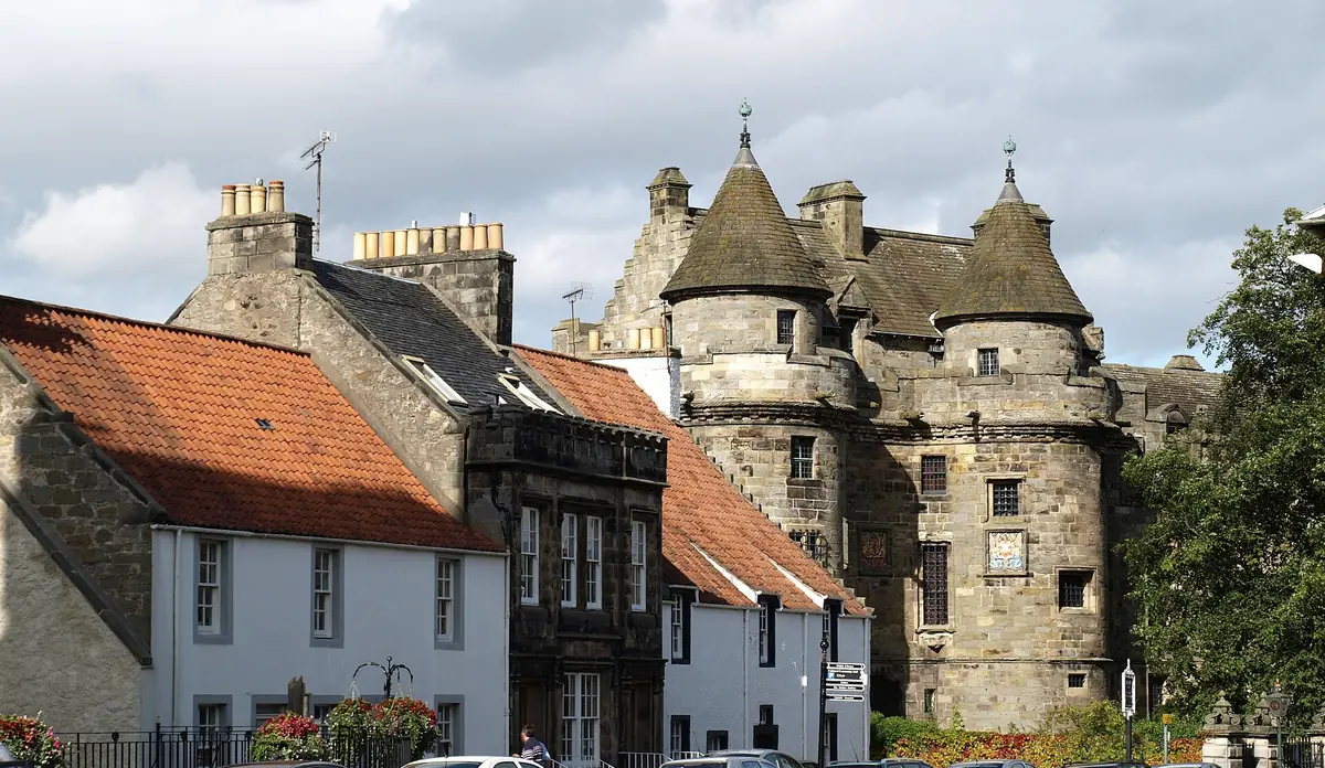 Il villaggio di Falkland e il suo palazzo in una giornata d'inverno